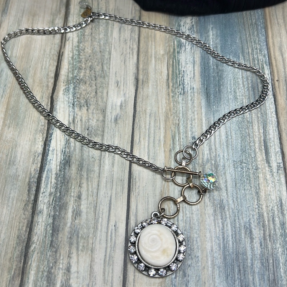 ⭐️Adorned Crown Jewelry Beaches and Butterflies collection Shell disc necklace - Picture 3 of 9